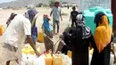 Warga Yaman yang mengungsi mengantre di tempat penampungan air untuk mengisi jeriken di Distrik Abs, Provinsi Hajjah, Yaman, 10 Oktober 2026. Banyak pengungsi terpaksa meninggalkan rumah mereka akibat konflik yang berlangsung di wilayah utara Yaman. (Essa Ahmed/AFP)