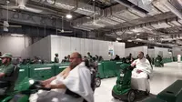 Masjidil Haram di Kota Makkah menyediakan fasilitas penyewaan skuter dan kursi roda untuk ibadah tawaf hingga sai. (Liputan6.com/Nafiysul Qodar)