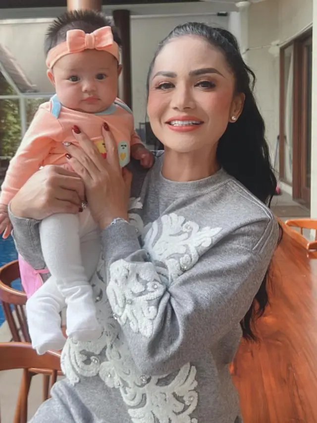 Krisdayanti dan Baby Ameena. (Foto: Instagram/krisdayantilemos)