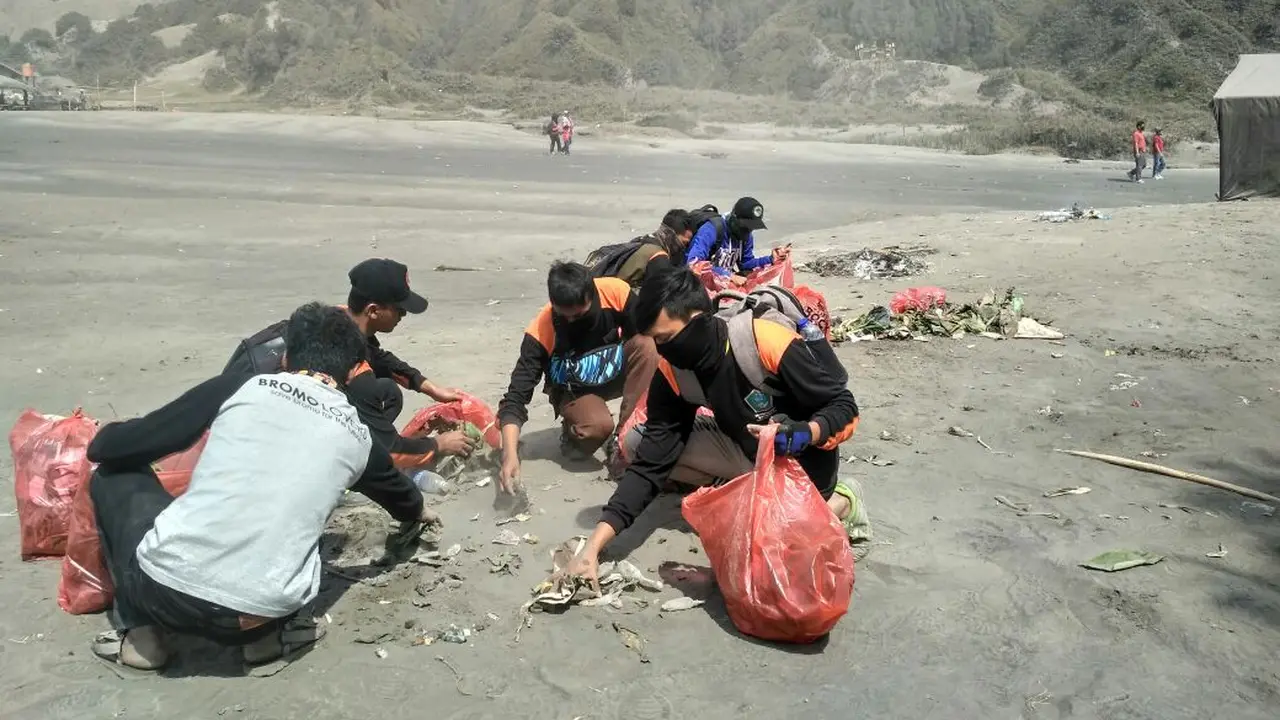Sampah-Sampah Plastik Bertebaran di Kaldera Gunung Bromo 