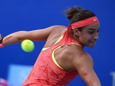 Petenis Caroline Garcia asal Perancis saat beraksi di China Open tennis tournament, Beijing, Selasa (06/10/2015).  (AFP Photo / Wang Zhao)
