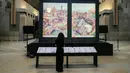 Seorang pengunjung melihat poster Olimpiade dan Paralimpiade Paris 2024 saat dipamerkan di Museum Orsay (Musée d'Orsay), Paris, Prancis pada Senin (4/3/2024) waktu setempat. (AFP/Dimitar Dilkoff)