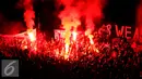 Pendukung tim Maung Bandung menyalakan suar saat merayakan kemenangan Persib atas Mitra Kukar 3-1 di Stadion Si Jalak Harupat, Sabtu (10/10/2015). Persib lolos ke final Piala Presiden 2015 dengan agregat 3-2. (Liputan6.com/Helmi Fithriansyah)