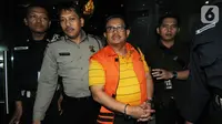 Bupati Indramayu, Supendi memakai rompi tahanan dikawal petugas usai menjalani pemeriksaan 1 x 24 jam pasca terjaring Operasi Tangkap Tangan (OTT) terkait dugaan suap pengaturan proyek dilingkungan Pemkab Indramayu tahun 2019 di Gedung KPK, Jakarta, Rabu (16/10/2019). (merdeka.com/Dwi Narwoko)