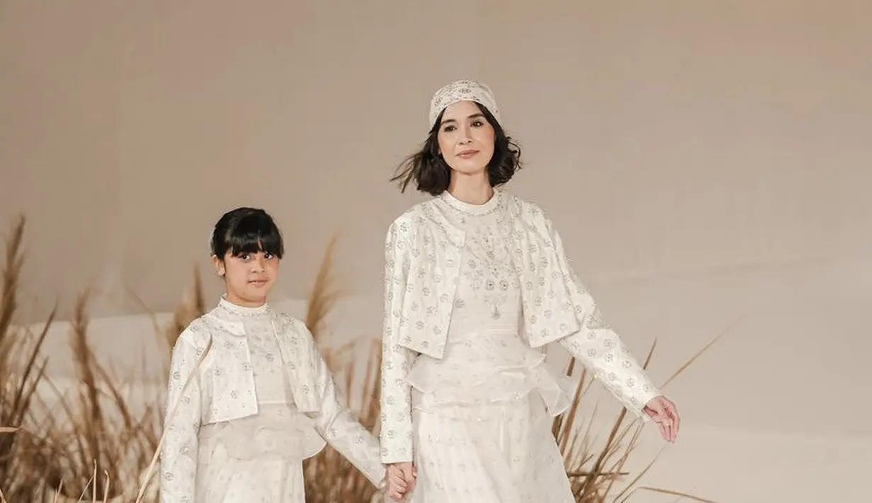 Marsha Timothy tampil mengenakan dress putih bermotif memiliki detail organza pada rok dan crop top blazer warna dan motif serasi. Credit: Instagram @wearingklamby