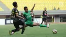 Gelandang Sriwijaya FC, Hafit Ibrahim (kiri) mencoba lolos dari kawalan pemain Bhayangkara FC pada lanjutan Liga 1 Indonesia di Stadion Patriot Candrabhaga, Bekasi, Minggu (20/8). Bhayangkara FC menang 2-1. (Liputan6.com/Helmi Fithriansyah)