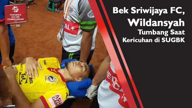 Bek Sriwijaya FC harus mendapat perawatan medis karena sesak nafas akibat asap flare yang menyelimuti SUGBK saat terjadi kericuhan.