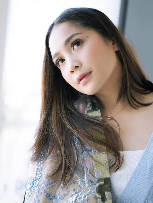 Dalam beberapa foto yang lebih close-up, memperlihatkan kulit sehat Nagita Slavina. Tanpa mengenakan banyak makeup, foto ini menunjukkan kulit sehat Nagita yang cerah. Nagita hanya terlihat mengenakan eyelash extension dan lipstik berwarna merah muda yang pas di bibirnya. Foto: Instagram.