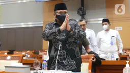 Menteri Agama Yaqut Cholil Qoumas bersiap mengikuti rapat kerja dengan Komisi VIII DPR RI di Kompleks Parlemen, Senayan, Jakarta, Selasa (31/5/2022). Rapat tersebut membahas persiapan pelaksanaan ibadah haji dan alokasi quota pengawas haji tahun 1443H/2022M. (Liputan6.com/Angga Yuniar)