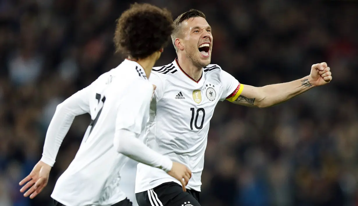 Gelandang Jerman, Lukas Podolski, melakukan selebrasi usai mencetak gol ke gawang Inggris. Podolski mainkan laga pertamanya bersama Jerman melawan Hungaria di usia 19 tahun pada 6 Juni 2004. (EPA/Friedemann)
