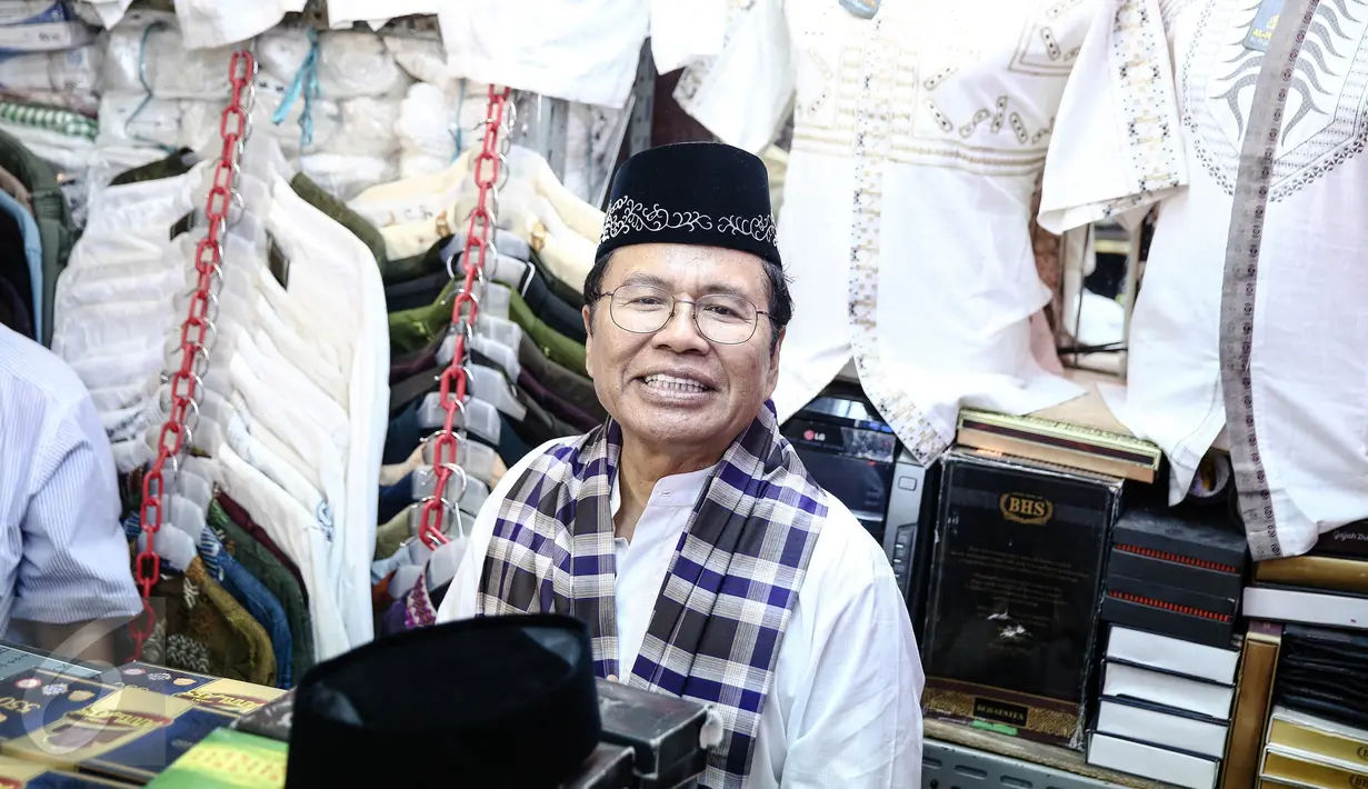 Mantan Menko Maritim,  Rizal Ramli melihat baju-baju saat berkunjung ke Blok A, Pasar Tanah Abang, Jakarta, Sabtu (13/8). Rizal Ramli akan menjadi pesaing Basuki Tjahaja Purnama (Ahok) di Pilkada DKI Jakarta 2017. (Liputan6.com/Faizal Fanani)