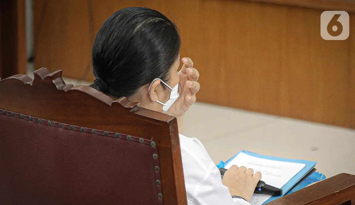 Terdakwa Putri Candrawathi saat menjalani sidang kasus pembunuhan berencana Yosua Hutabarat atau Brigadir J di Pengadilan Negeri Jakarta Selatan, Jakarta, Rabu (25/1/2023). Putri Candrawathi berkukuh Nofriansyah Yosua Hutabarat alias Brigadir J telah memperkosa dirinya. (Liputan6.com/Faizal Fanani)