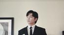 Tampilan khas oppa Korea, Jungkook tampak ganteng dengan setelan jas hitamnya. Lengkap dengan dasi hitamnya yang menambah kesan formal secara keseluruhan. Foto: Instagram.