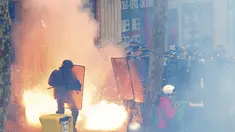 Polisi anti hura hara menghadapi demonstran dalam bentrokan di pusat kota Paris, Prancis, Kamis (28/4). Bentrokan antara polisi dan massa yang menolak reformasi undang-undang buruh tidak dapat terhindarkan. (REUTERS/Charles Platiau)  