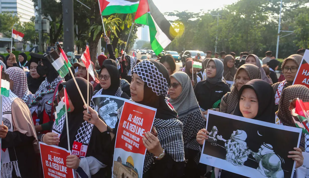 Massa AQSA Working Group (AWG) menggelar Aksi Jumat Nasional di depan Kedutaan Besar Amerika Serikat di Jakarta, Jumat, 21 Agustus 2026,. (KLY/ Arie Basuki)