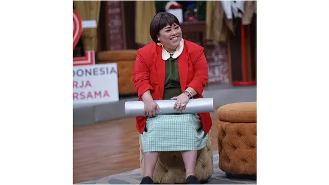 Rambut Mulai Rontok Pasca Kemoterapi, Ini 6 Potret Nunung Pakai Turban dan Wig
