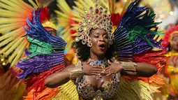 Seorang wanita mengenakan kostum berwarna-warni tampil dalam dalam Karnaval Notting Hill di London (28/8). Acara ini digelar setiap tahun dan sudah diadakan sejak tahun 1966. (AP Photo / Tim Irlandia)