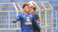 Gelandang muda Arema FC, Vikrian Akbar Fathoni mengalami retak tulang di kelingking kakinya. (Bola.com/Iwan Setiawan)