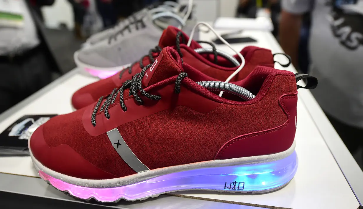 Sepatu lampu Wize & Ope di Consumer Electronic Show (CES), Las Vegas (5/1). Sepatu ini menjadi salah satu stan yang ramai dikunjungi di Consumer Electronic Show (CES), Las Vegas. (AFP Photo/Frederic J. Brown)