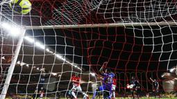 Pemain AS Monaco, Adama Diakhaby (2kiri) mencetak gol ke gawang Nice pada lanjutan Ligue 1 di Louis II Stadium, Monaco, (16/1/2018). AS Monaco bermain imbang 2-2 dengan Nice. (AFP/Valery Hache)