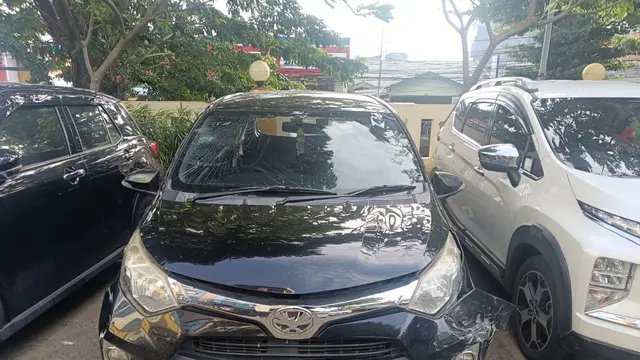 Penampakan Mobil Calya Hitam yang Ugal-ugalan dan Tabrak Pengendara di Gunung Sahari, Jakpus.