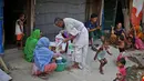 Suasana di sebuah kamp pengungsi Rohingya di New Delhi, India (12/9). Kekerasan yang dialami ratusan ribu warga Rohingya di Myanmar membuat mereka berlindung ke negara terdekat. (AP Photo/Altaf Qadri)