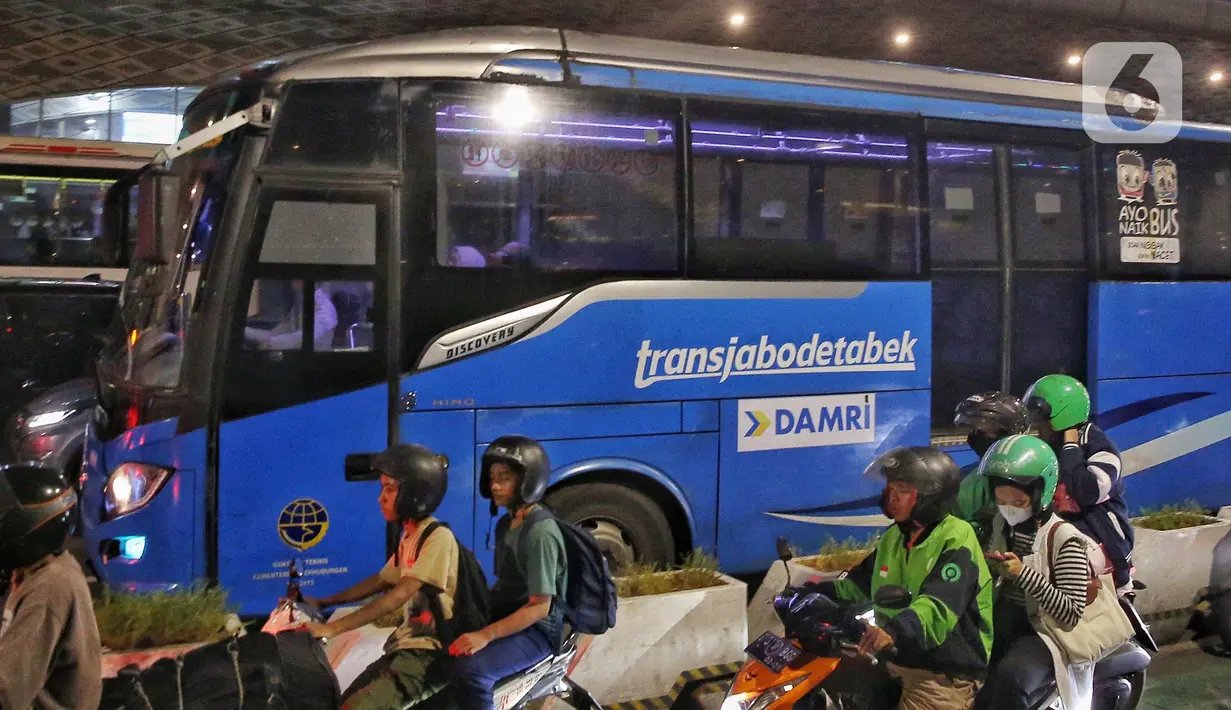 Pramono Anung ingin menjadikan Jakarta kota inklusif untuk semua yang kelompok dan lapisan masyarakat. Salah satu implementasinya, terbukanya rute baru di sejumlah wilayah bagi bus Transjabodetabek. (Liputan6.com/Angga Yuniar)