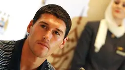 Pemain baru Manchester City, Gareth Barry dalam konferensi pers di Hotel Emirates Palace di Abu Dhabi pada 16 Juli 2009. Manchester City berada di Uni Emirat Arab dalam rangkaian tur pramusim. AFP PHOTO/KARIM SAHIB