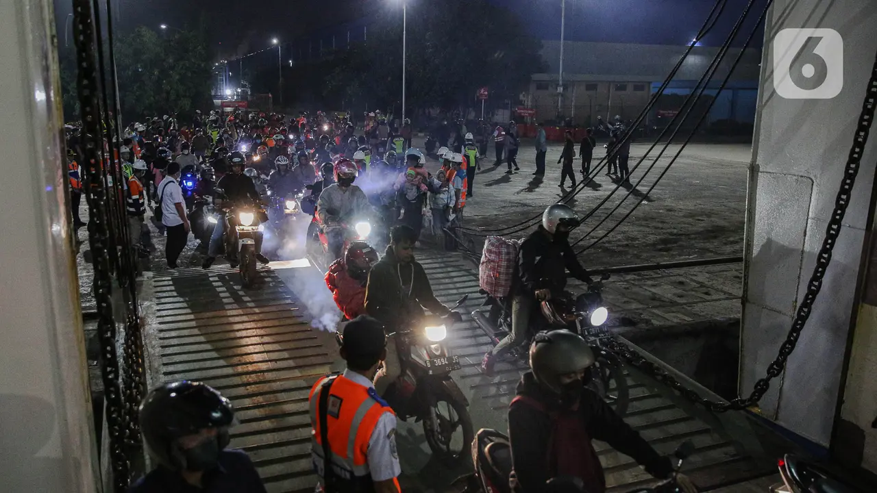 Ramainya Pemudik Motor saat Padati Pelabuhan Ciwandan