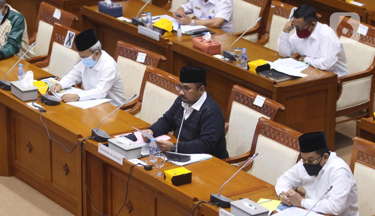Menteri Agama Yaqut Cholil Qoumas saat mengikuti rapat kerja dengan Komisi VII DPR di Kompleks Parlemen, Senayan, Jakarta, Senin (15/3/2021). Rapat kerja tersebut membahas persiapan penyelenggaraan ibadah haji 1442 H/2021 M dan vaksinasi jemaah haji. (Liputan6.com/Angga Yuniar)