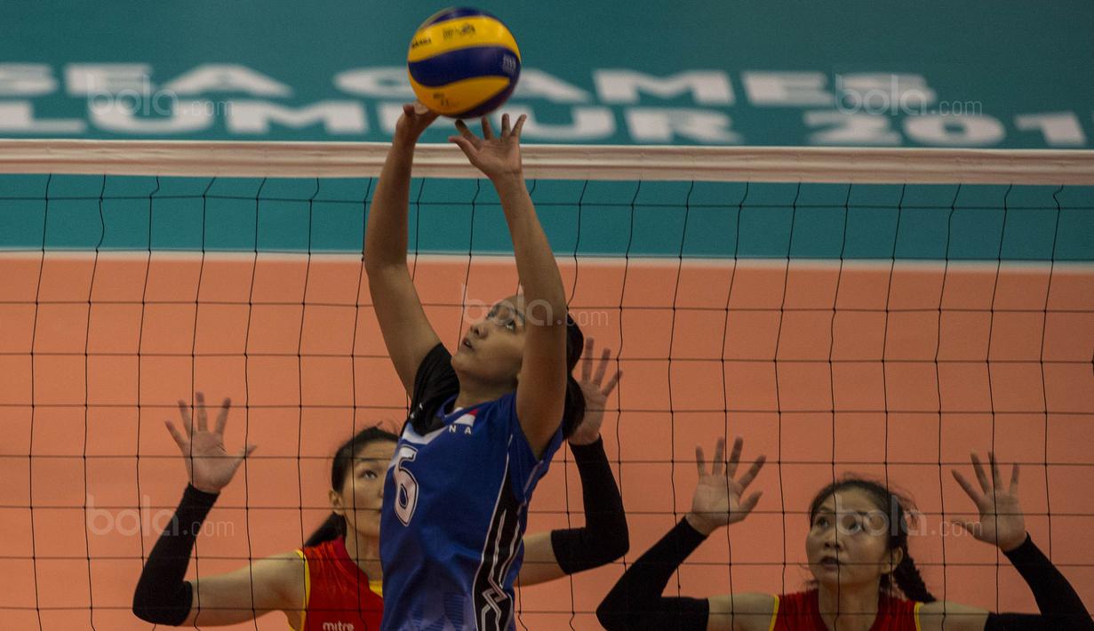 Pevoli Indonesia, Betha Yolana, melakukan operan saat melawan Vietnam pada laga SEA Gmaes di MITEC, Kuala Lumpur, Sabtu (26/8/2017). Indonesia lolos ke final setelah menang 3-2 atas Vietnam. (Bola.com/Vitalis Yogi Trisna)