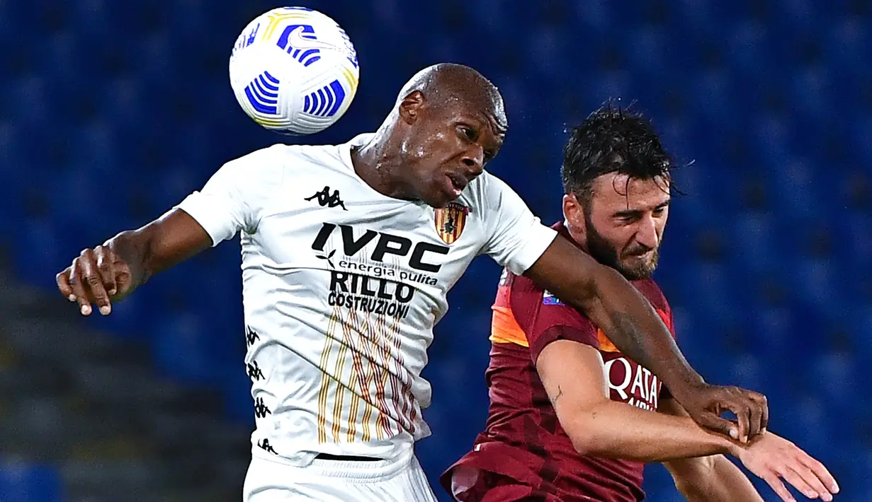 Gelandang AS Roma, Bryan Cristante (kanan) berebut bola dengan gelandang Benevento, Bryan Dabo dalam lanjutan Serie A Italia, di Stadion Olimpico, Senin (19/10/2020). AS Roma menang 5-2 atas tamunya Benevento dalam laga tersebut. (Tiziana FABI / AFP)
