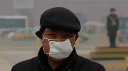 Kabut asap menyelimuti Lapangan Tiananmen, Beijing, Rabu (15/1/2015). Pemerintah Beijing mengeluarkan peringatan asap pertama 2015 pada Selasa (14/1/2015) lalu. (REUTERS/Kim Kyung-Hoon)
