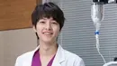 Mungkin Song Joong Ki tidak perlu menjadi seorang dokter, ia cukup tersenyum maka rasa sakit akan hilang. (Foto: koreaboo.com)