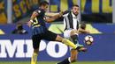 Pemain Inter Milan, Eder (kiri), berebut bola dengan pemain Juventus, Andrea Barzagli, dalam laga pekan keempat Serie A di Stadion Giuseppe Meazza, Minggu (18/9/2016) malam WIB. (AFP/Marco Bertorello)