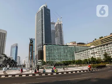 Warga beraktivitas di Bundaran HI, Jakarta, Kamis (13/5/2021). Jalanan Ibu Kota lengang pada libur hari Idul Fitri 1442 H. (Liputan6.com/JohanTallo)