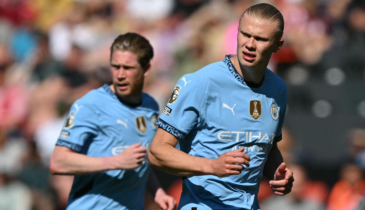 Pemain Manchester City, Erling Haaland dan Kevin De Bruyne dalam laga lanjutan Liga Inggris 2024/2025 melawan Southampton di St Mary's Stadium, Southampton, Inggris, Sabtu (10/05/2025) waktu setempat. (AFP/Glyn Kirk)
