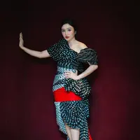 Febby Rastanty kembali hiasi layar lebar dengan membintangi film Seni Memahami Kekasih. Ia pun tampil dengan gaya glamor tapi playful di gala premiere. [@febbyrastanty]