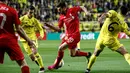 Pemain Villarreal berusaha menahan laju pemain Liverpool, Adam Lallana, pada pertandingan leg pertama semifinal Liga Europa, di Stadion El Madrigal, Jumat (29/4/2016) dini hari WIB. (AFP/Biel Alino)