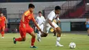 Striker China U-19, Tayier Xiaokaitijiang, berebut bola dengan striker Timnas Indonesia U-19, Serdy Ephy Fano Boky, pada laga ujicoba di Stadion I Wayab Dipta, Bali, Minggu (20/10). Indonesia kalah 1-3 dari China. (Bola.com/Aditya Wany)