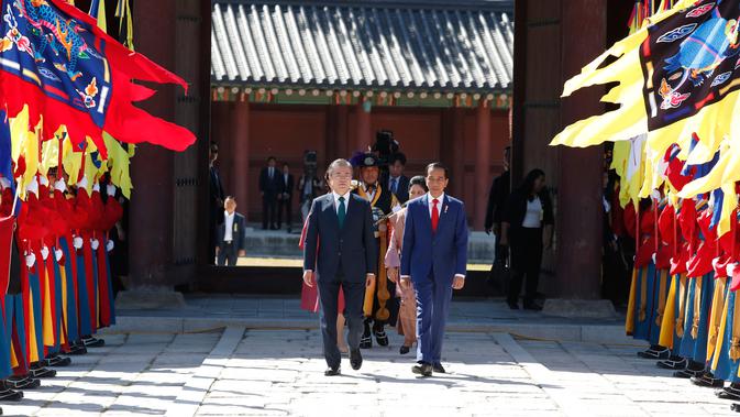 Presiden Joko Widodo dan Presiden Korea Selatan Moon Jae-in memeriksa penjaga kehormatan saat upacara penyambutan di Istana Changdeokgung, Seoul, Senin (10/9). Kunjungan guna meningkatkan hubungan bilateral antara kedua negara (Jeon Heon-kyun/Pool via AP)