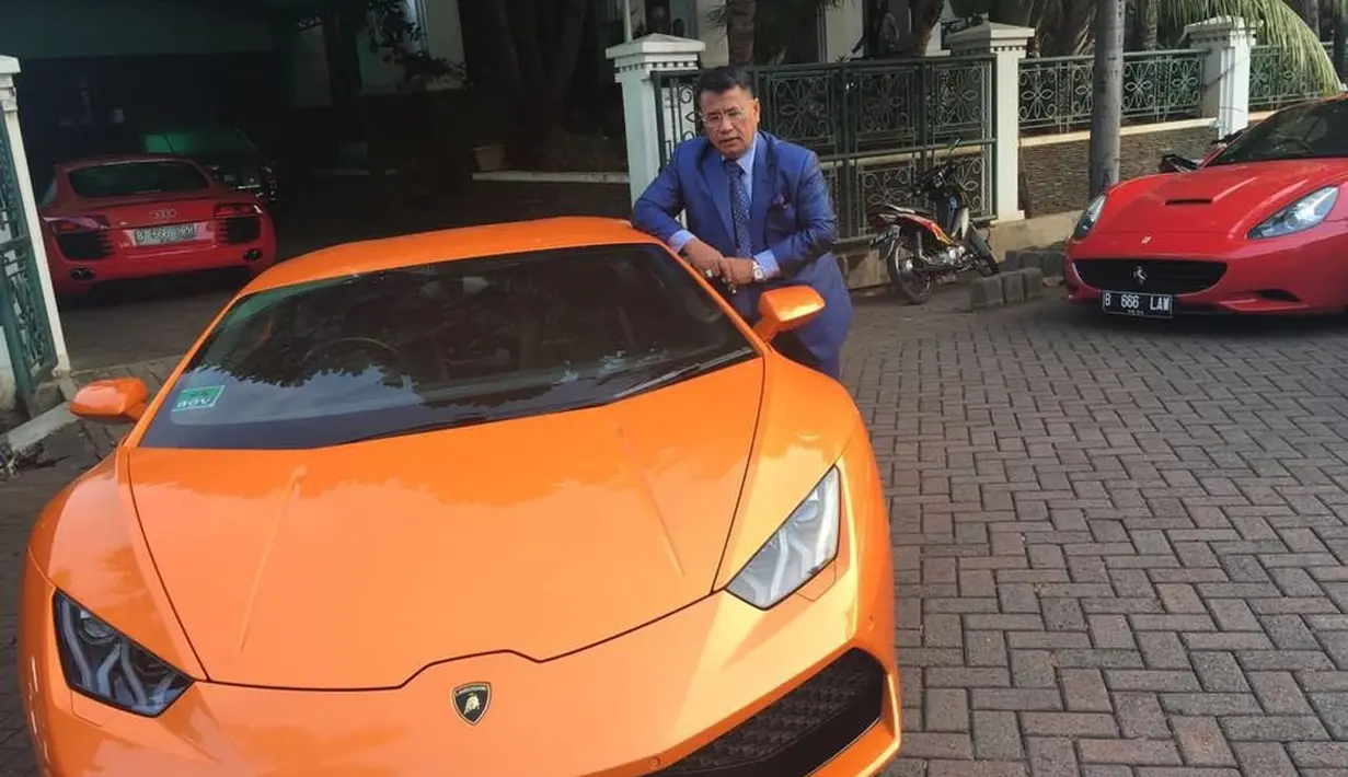 Mobil mewah dan cincin berharga miliaran sangat melekat pada pengacara berusia 58 tahun ini. Hotman, juga dikenal sering menangani kasus-kasus besar. (Instagram/hotmanparisofficial)