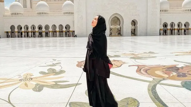 Shandy Aulia ke Masjid Agung Sheikh Zayed Abu Dhabi. [@shandyaulia]