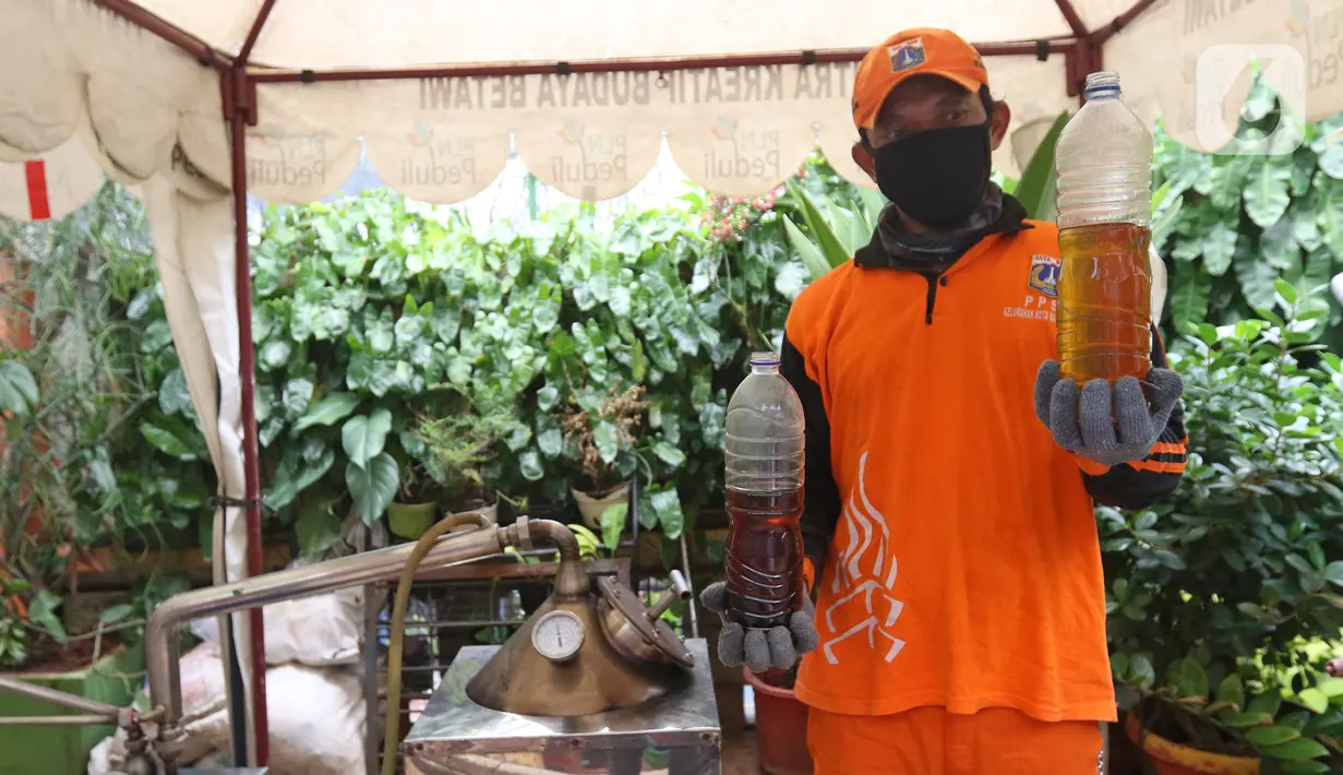 Petugas PPSU Kelurahan Kota Bambu Selatan menunjukkan solar hasil olahan dari sampah plastik di Bank Sampah Hasil Berkah, Jakarta, Kamis (11/11/2021). Sampah plastik dikonversi menjadi solar menggunakan alat mesin pirolisis untuk mengurangi pencemaran lingkungan. (Liputan6.com/Herman Zakharia)