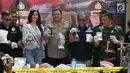 Kapolres Jakarta Barat Kombes Pol Hengki Haryadi (tengah) menunjukkan bahan pembuat narkoba saat rilis di sebuah perumahan di Pondok Rajeg, Cibinong, Senin (24/9). Polisi juga menyita 158 gram sabu, 3000 pil ekstasi. (Liputan6.com/Helmi Fithriansyah)