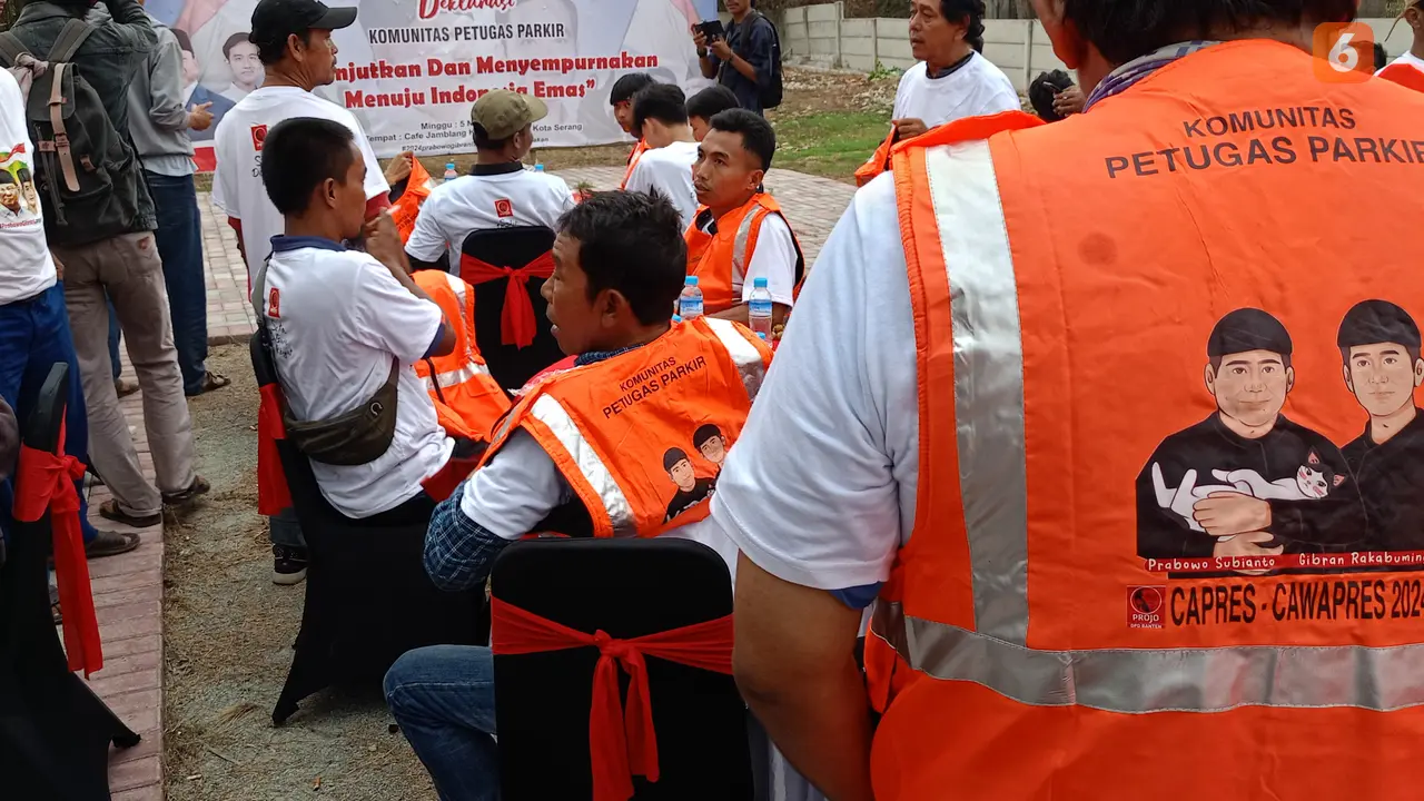 Komunitas tukang parkir Kota Serang dukung Prabowo dan Gibran di Pilpres 2024. (Minggu, 05/11/2023). (Yandhi Deslatama/Liputan6.com).