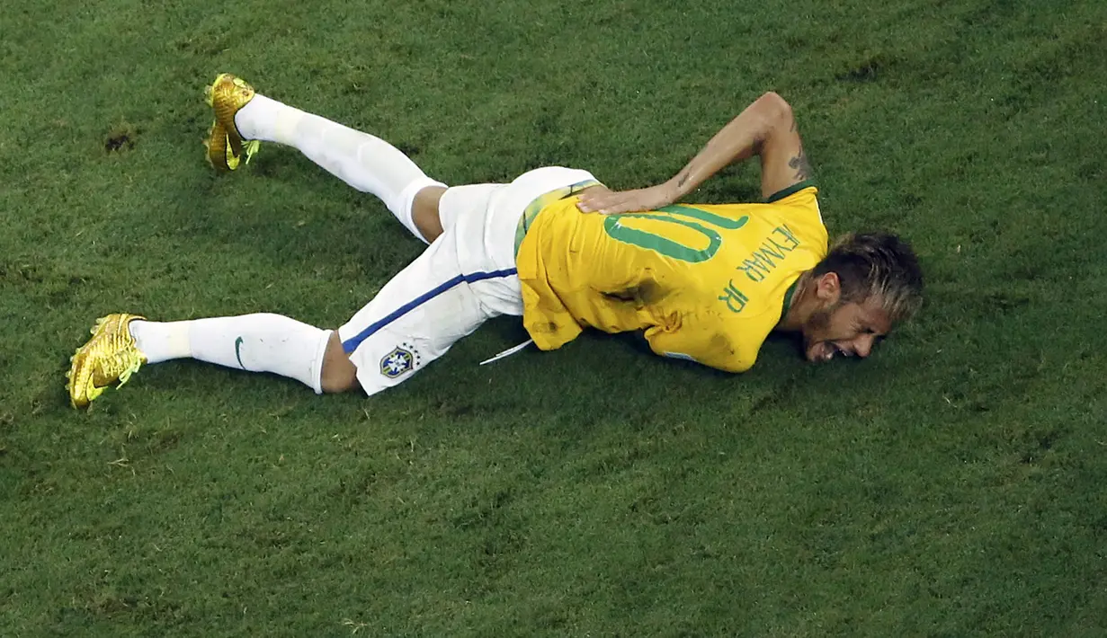 Pemain Brasil, Neymar mengalami retak tulang belakang pada pertandingan perempat final melawan Kolombia, (5/7/14). (REUTERS/Fabrizio Bensch)