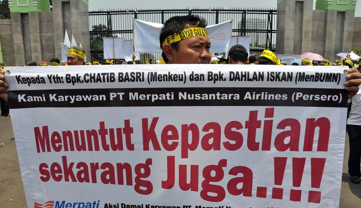 Dalam aksinya, mereka menuntut untuk segera melunasi THR dan gaji yang selama 9 bulan belum dibayarkan, Jakarta, (16/8/14). (Liputan6.com/Miftahul Hayat)