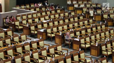 Anggota dewan di antara bangku-bangku kosong saat mengikuti rapat paripurna DPR di Kompleks MPR/DPR, Senayan, Jakarta, Selasa (23/9/2019). Rapat tersebut memiliki agenda pengambilan keputusan strategis terhadap enam RUU, di antaranya RUU Pemasyarakatan dan RUU Pesantren. (Liputan6.com/Johan Tallo)