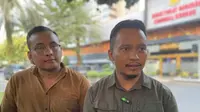 Pengacara dua tersangka kasus film porno di Jakarta Selatan yang dibongkar Polda Metro Jaya. Tersangka inisial JAAS merupakan kameramen dan AIS video editor dalam rumah produksi film porno di Jaksel tersebut. (Liputan6.com/Ady Anugrahadi)